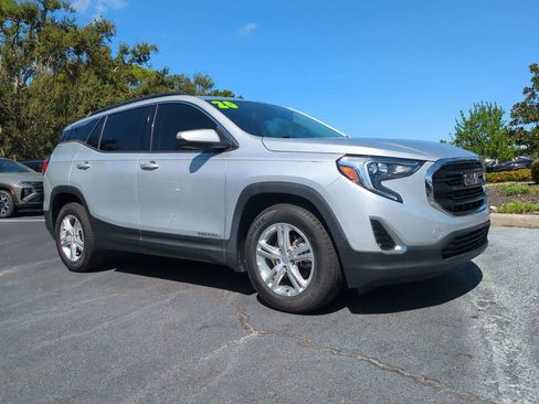 Used 2020 GMC Terrain SLE w/ Driver Convenience Package image 3