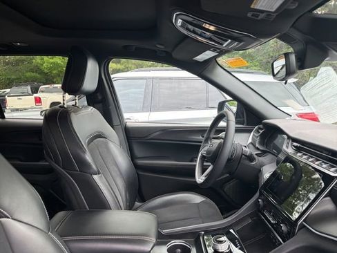 Used 2024 Jeep Grand Cherokee Altitude AWD/4WD image 9