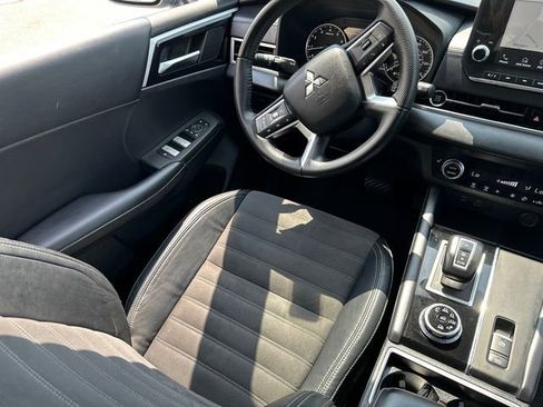 Used 2023 Mitsubishi Outlander SE image 18