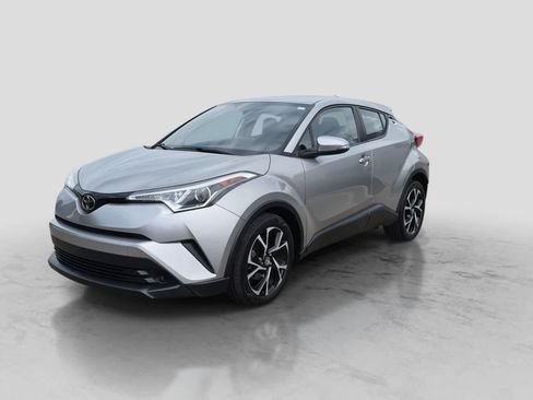 Used 2019 Toyota C-HR XLE FWD image 4