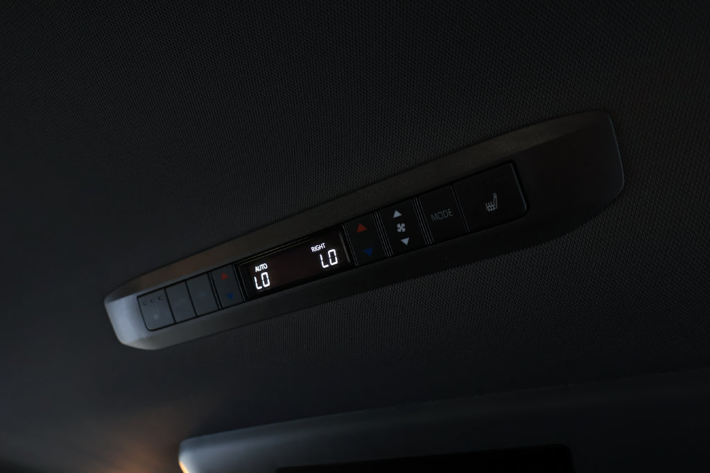 Used 2024 Toyota Sienna Platinum FWD image 24