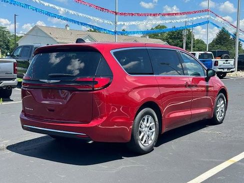 New 2025 Chrysler Pacifica Select image 3