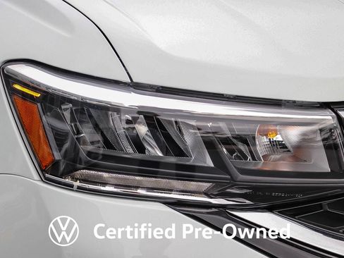 Used 2023 Volkswagen Taos SE w/ Panoramic Sunroof Package FWD image 5