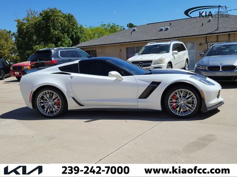 Used 2015 Chevrolet Corvette Z06 w/ 3LZ Preferred Equipment Group RWD image 3