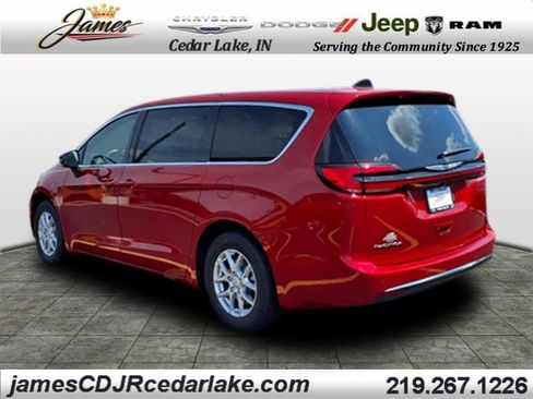 New 2026 Chrysler Pacifica Select image 3