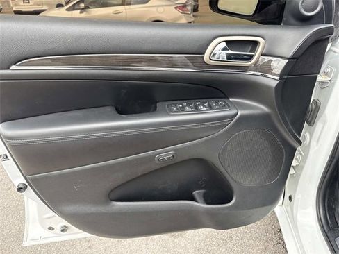 Used 2017 Jeep Grand Cherokee Overland image 12