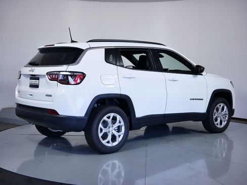 Used 2024 Jeep Compass Latitude image 8