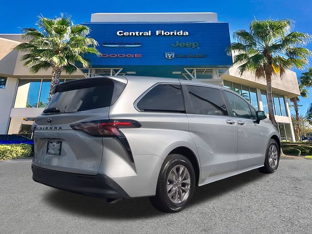 Used 2025 Toyota Sienna LE FWD image 5