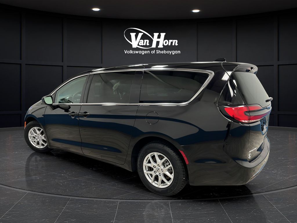 Used 2024 Chrysler Pacifica Touring-L FWD image 5