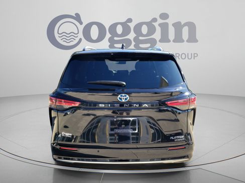 Used 2024 Toyota Sienna Platinum FWD image 3