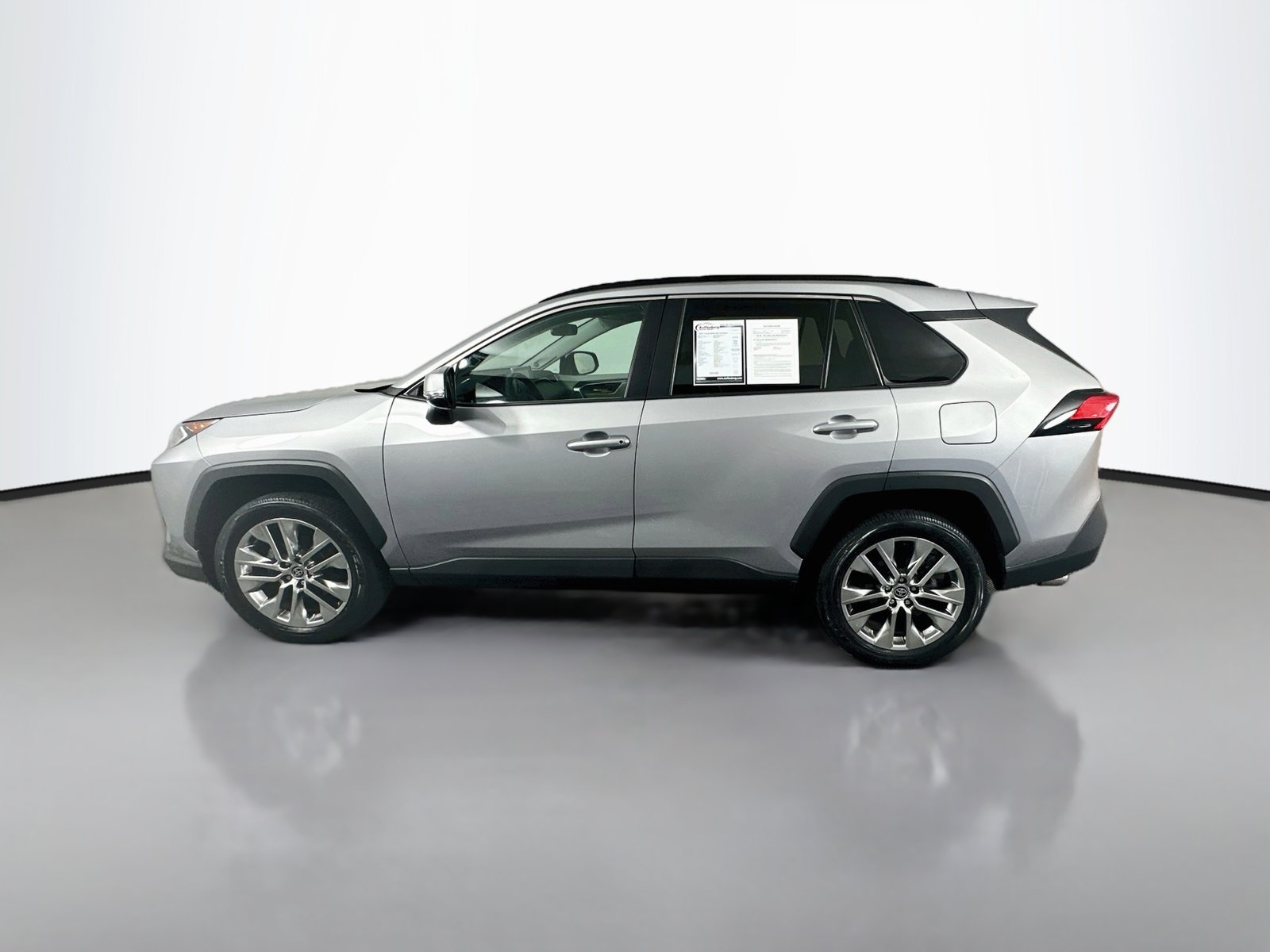 Used 2021 Toyota RAV4 XLE Premium AWD/4WD image 4