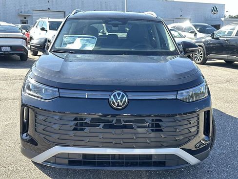 New 2025 Volkswagen Tiguan SE image 2