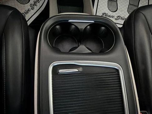 Used 2023 Chrysler Pacifica Touring-L FWD image 39