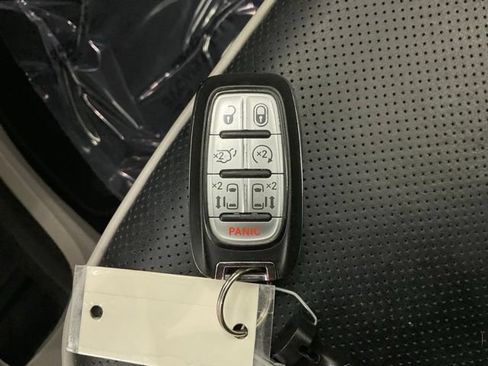 Used 2023 Chrysler Pacifica Limited FWD image 28