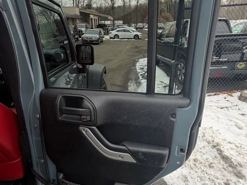 Used 2013 Jeep Wrangler Unlimited Rubicon image 13
