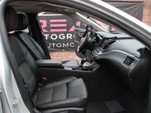Used 2019 Chevrolet Impala LT FWD image 9
