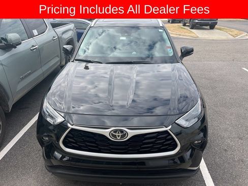 Used 2024 Toyota Highlander XLE FWD image 6