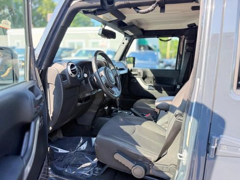 Used 2016 Jeep Wrangler Unlimited Sahara w/ Dual Top Group AWD/4WD image 9