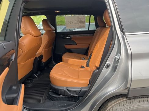 New 2026 Toyota Highlander Platinum AWD/4WD image 11