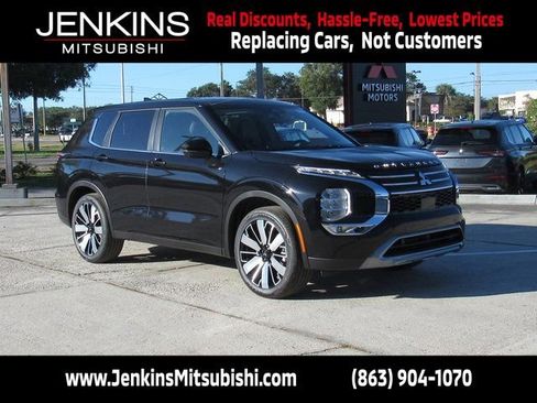 New 2025 Mitsubishi Outlander SE image 1