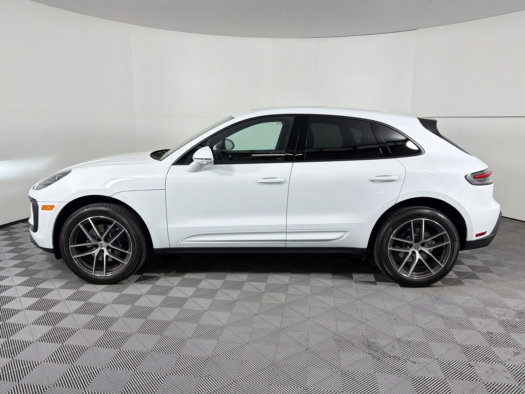Used 2026 Porsche Macan AWD/4WD image 2