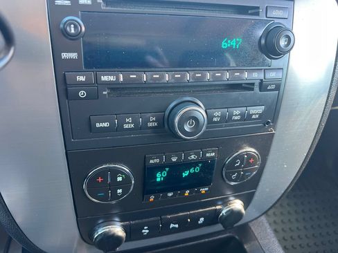 Used 2013 GMC Yukon XL SLT w/ SLT-2 Equipment Package AWD/4WD image 18