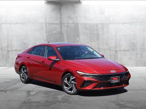 Used 2025 Hyundai Elantra SEL FWD image 2