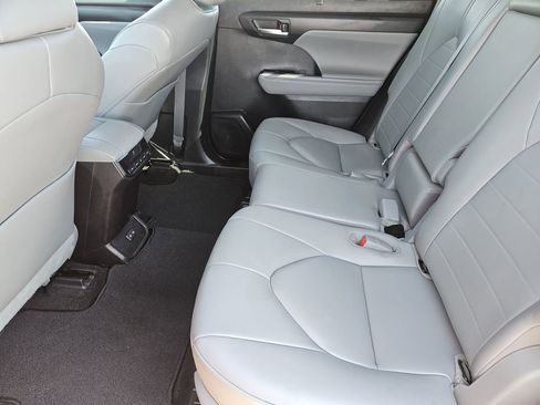 Used 2023 Toyota Highlander XLE FWD image 36