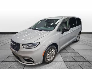 Used 2024 Chrysler Pacifica Touring-L video 1