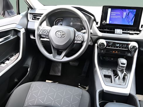 Used 2025 Toyota RAV4 XLE FWD image 31