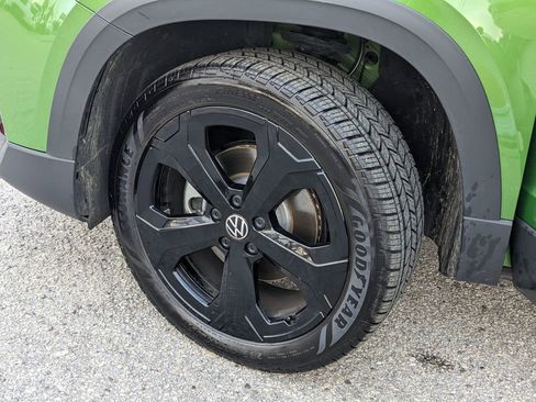 Certified 2025 Volkswagen Taos SE image 37