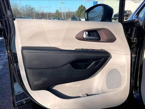 Used 2024 Chrysler Voyager LX image 22