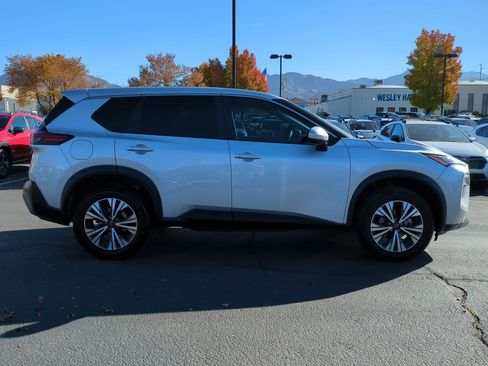 Used 2023 Nissan Rogue SV image 2