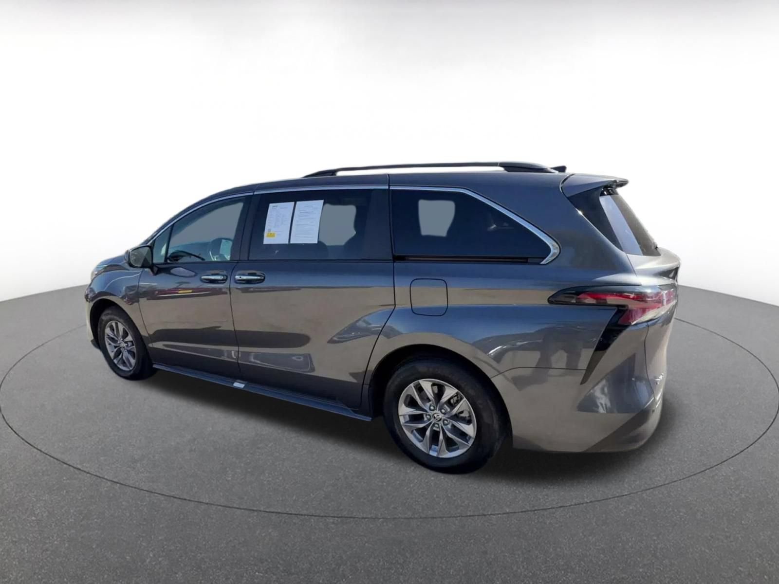 Used 2025 Toyota Sienna XLE FWD image 9