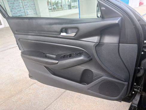 Used 2024 Nissan Altima 2.5 SV FWD image 25