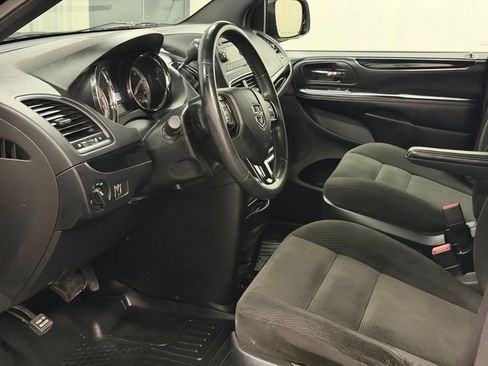 Used 2016 Dodge Grand Caravan SE FWD image 26