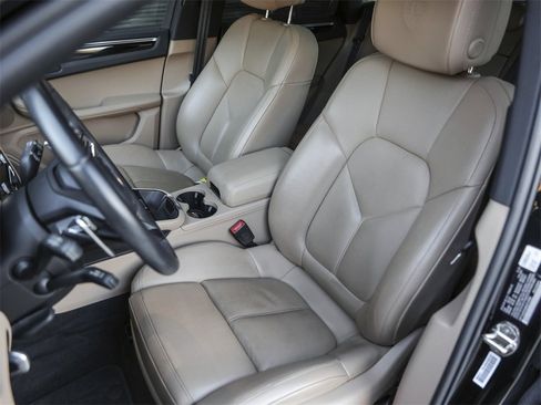 Certified 2022 Porsche Macan image 5