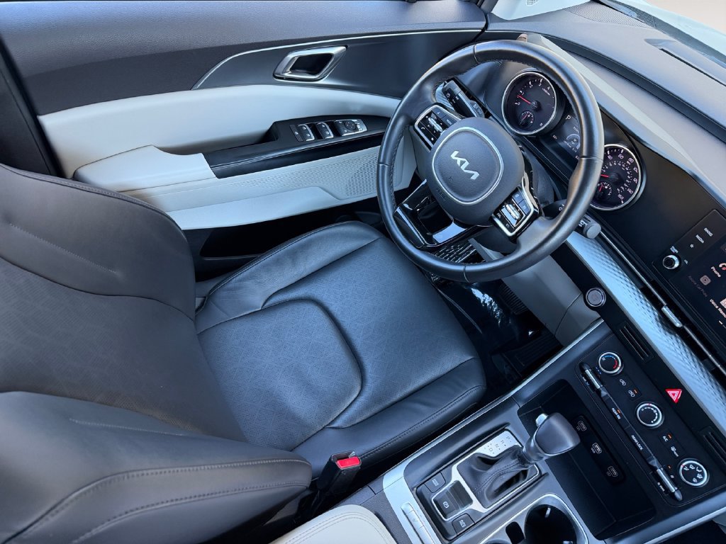 Used 2022 Kia Carnival LX FWD image 15