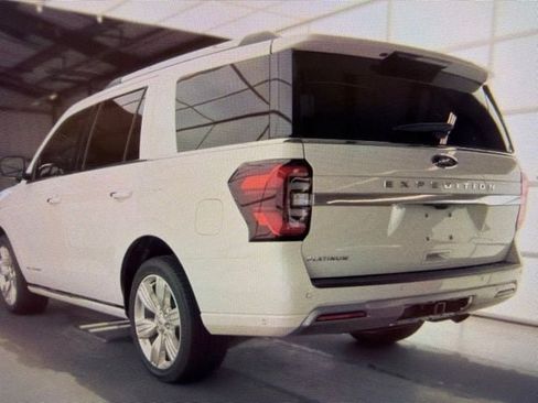 Used 2024 Ford Expedition Platinum RWD image 4