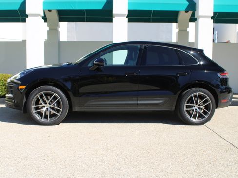 Certified 2025 Porsche Macan image 2