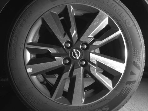 Used 2025 Nissan Versa SV image 14