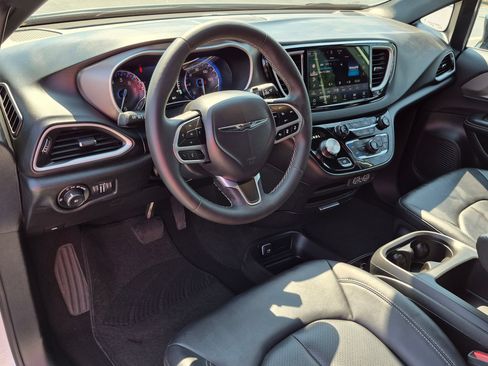 Used 2025 Chrysler Pacifica Select FWD image 16