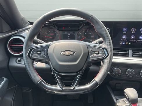 Used 2025 Chevrolet Trax RS w/ Sunroof Package FWD image 13