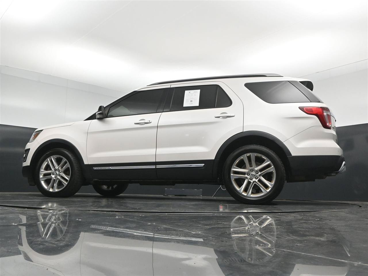 Used 2017 Ford Explorer XLT w/ Equipment Group 202A AWD/4WD image 34