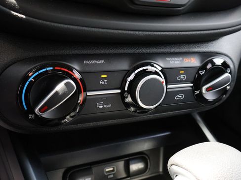 Used 2025 Kia Soul LX FWD image 18
