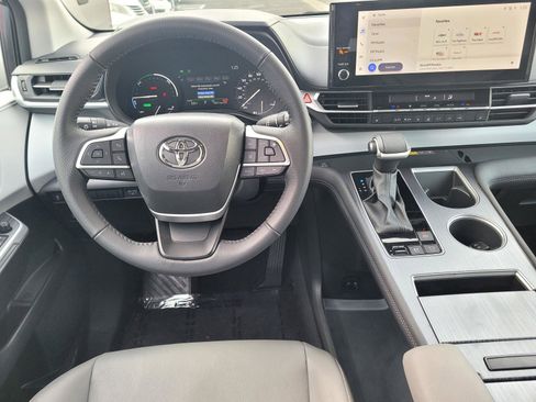 Used 2025 Toyota Sienna XLE image 15