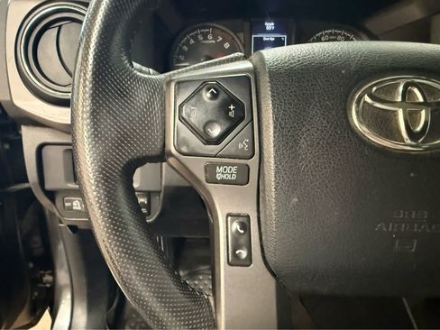 Used 2017 Toyota Tacoma TRD Off-Road AWD/4WD image 18