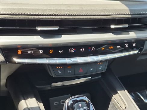 Used 2024 Cadillac XT4 Luxury w/ Cold Weather Package AWD/4WD image 15