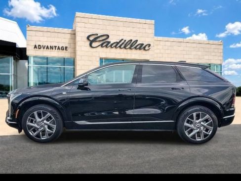 Certified 2025 Cadillac Optiq Luxury 2 w/ LPO, Floor Liner Package AWD/4WD image 9