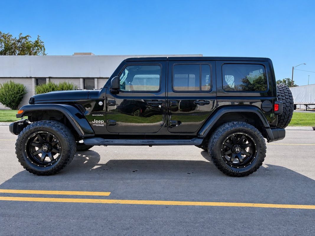 Used 2018 Jeep Wrangler Unlimited Sahara w/ Uconnect 4C Nav & Sound Group AWD/4WD image 3